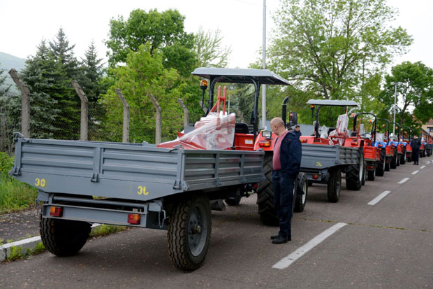 Трактори за пољопривреднике на Космету (ФОТО)