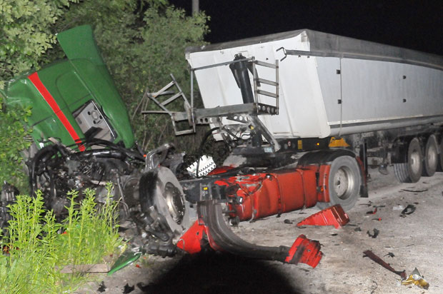 НЕСРЕЋА КОД КРАЉЕВА: Теже повређен возач камиона (ФОТО)