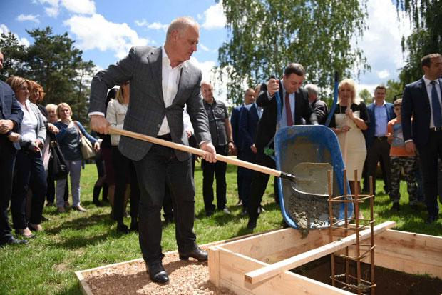 Граде школу и салу у Звечки