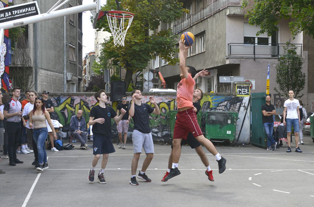 ХУМАНИТАРНИ ТУРНИР ЂАКА У 14. ГИМНАЗИЈИ: Koш за Стефана