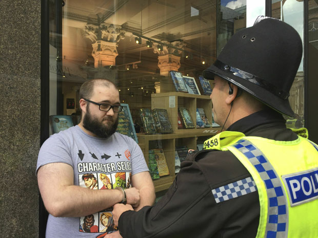 МИЛКШЕЈК АТЕНТАТ: Британац оптужен за напад на Најџела Фаража