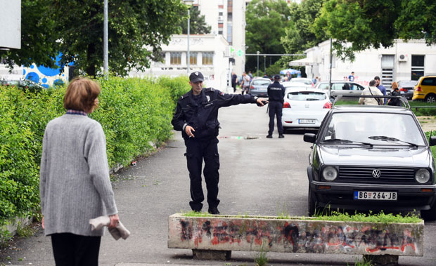 ТРАГЕДИЈА У НОВОМ БЕОГРАДУ: Пала док је ширила веш? (ФОТО)