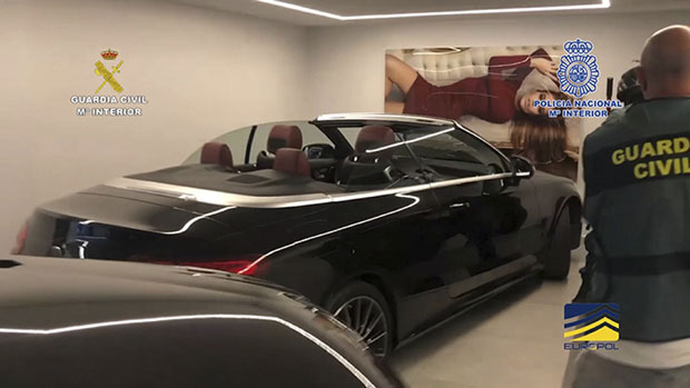 АКЦИЈА ПОЛИЦИЈЕ: Ухашени трговци аутомобилима због преваре око пореза