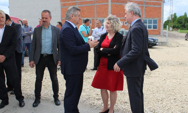 Американци дарују Семберце