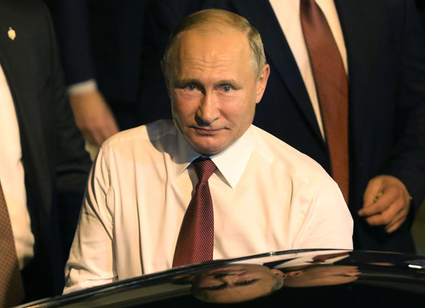 КРУЖЕ ТРАЧЕВИ О ПУТИНУ: Породила се атрактивна учесница ријалитија, а њему “прикачили” близанце