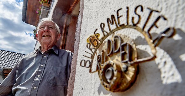 ПОСЛЕ 56 ГОДИНА МАНДАТА: Најдуговечнији немачки градоначелник иде у пензију