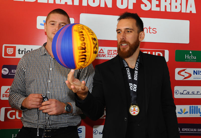 Ждеро носи заставу Србије на отварању Европских игара