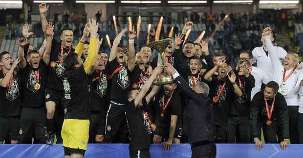 ЖУРКА У АУТОБУСУ ЦРНО-БЕЛИХ: Ево душа, ево тело, ево све црно на бело (ВИДЕО)