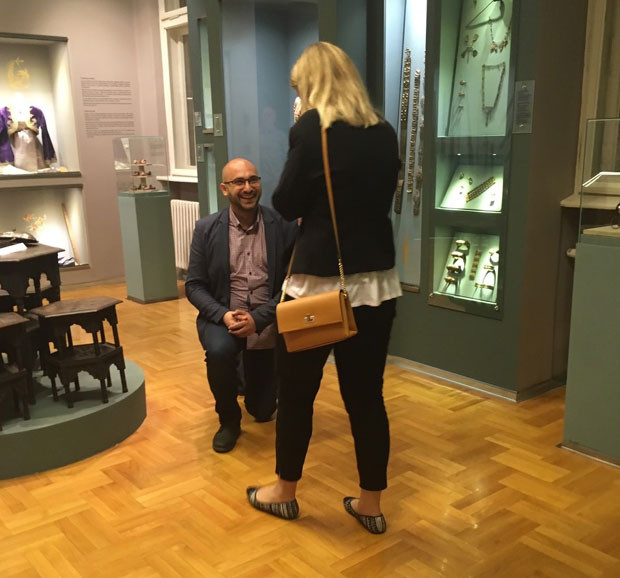 Крушевљанин запросио девојку, прстен сакрио међу експонатима!