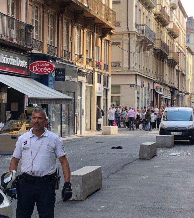 БОМБАШКИ НАПАД У ЛИОНУ: Експлодирао пакет у пекари, 13 повређено (ФОТО+ВИДЕО)