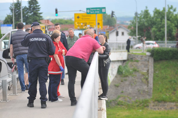 ДРАМА У ЦЕНТРУ КРАЉЕВА: Девојка претила скоком са моста преко Ибра (ФОТО)