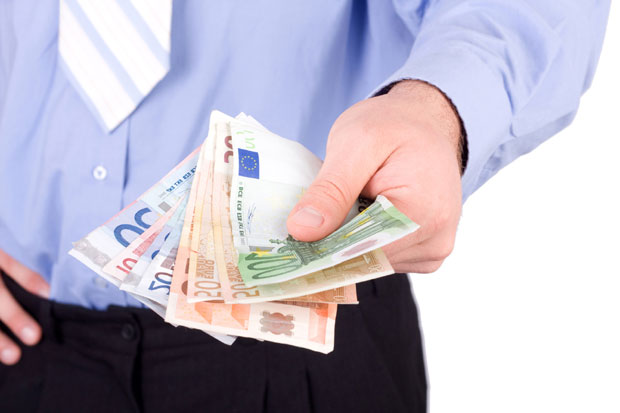 ЦГ: Најугроженијим радницима 222 €