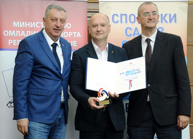 ВЕЛИКО ПРИЗНАЊЕ ЗА НОВИНАРА НОВОСТИ: Недељку Иљукићу уручена Мајска награда