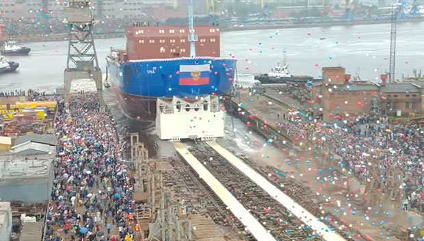 Моћни „Урал“ спреман за Арктик: Русија поринула трећи највећи ледоломац на свету (ВИДЕО)