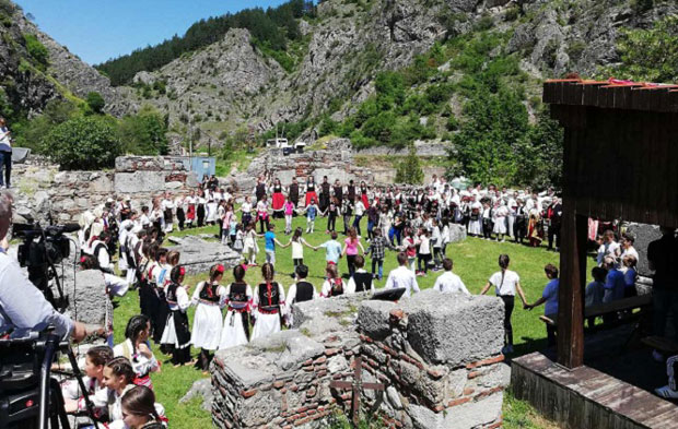 Дечја смотра фолклора са КиМ