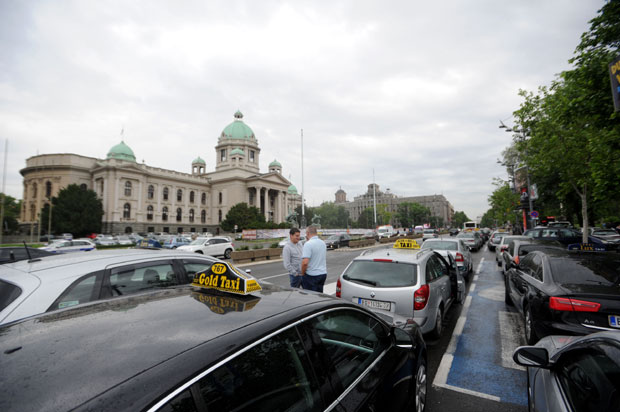 Таксисти организовали протест упозорења