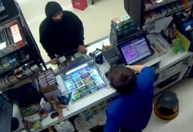 Кренуо са секиром да опљачка радњу, па на коленима молио за милост (ВИДЕО)