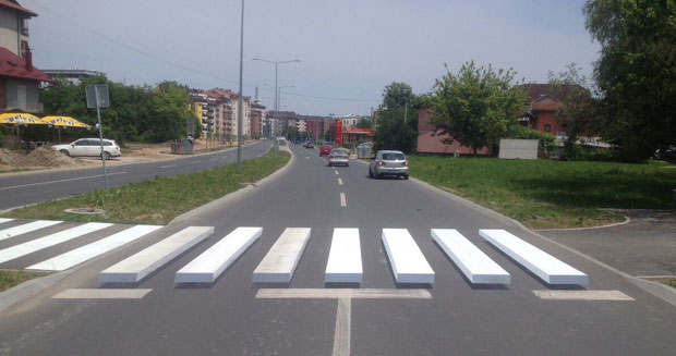 ЛЕЖЕЋИ ПОЛИЦАЈЦИ ОДЛАЗЕ У ИСТОРИЈУ: Бањалука добила 3Д пешачки прелаз (ФОТО)

