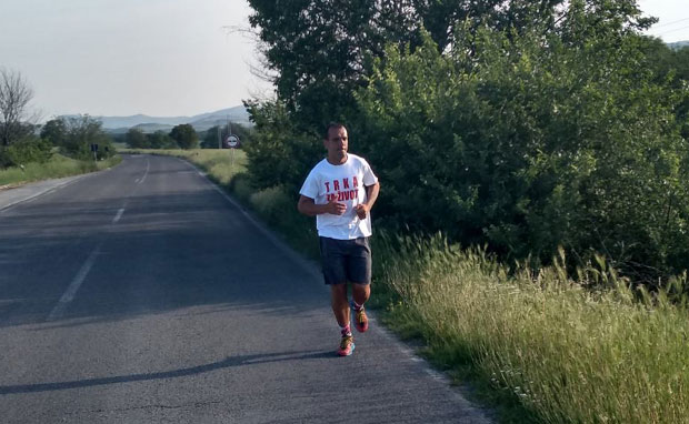 СТИГАО ПРЕД СТРУМИЦУ: Ходочашће трчањем Лозничанина Александра Кикановића (Фото)