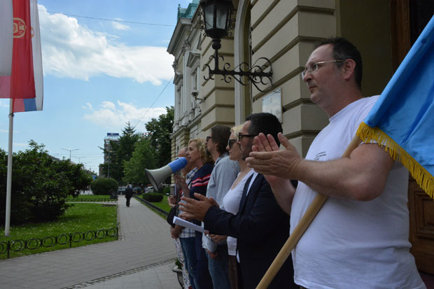 ЗБОГ УКИДАЊА ФИЛОЛОШКОГ ОДЕЉЕЊА У КРУШЕВАЧКОЈ ГИМНАЗИЈИ: Професори протестовали испред Градске управе 