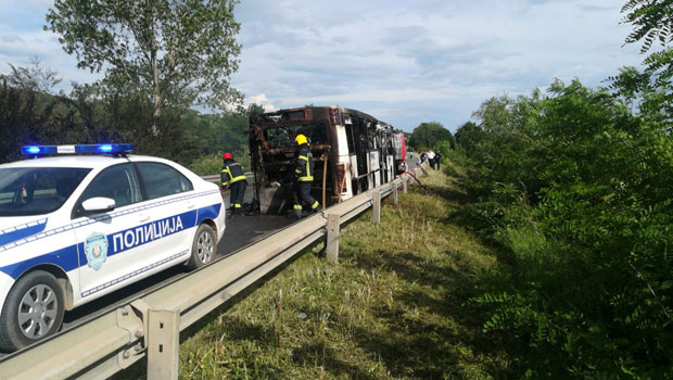 Аутобус се запалио на Ибарској магистрали, саобраћај успорен