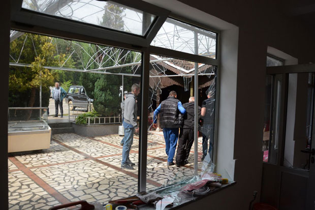 ПОГЛЕДАЈТЕ ИЖИВЉАВАЊЕ РОСУ У КАФАНИ КОД ЗУБИНОГ ПОТОКА: Претукли госте, ударали и дијабетичара (ВИДЕО)