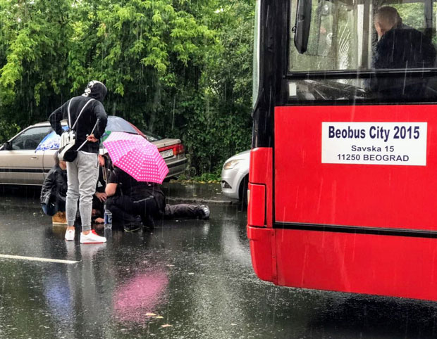 НЕСВАКИДАШЊИ ИНЦИДЕНТ У БЕОГРАДУ: Аутобус ударио човека у главу (ФОТО)