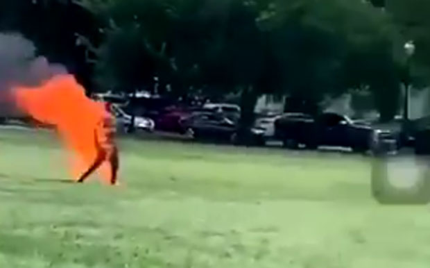 Мушкарац се запалио у близини Беле куће (ВИДЕО)