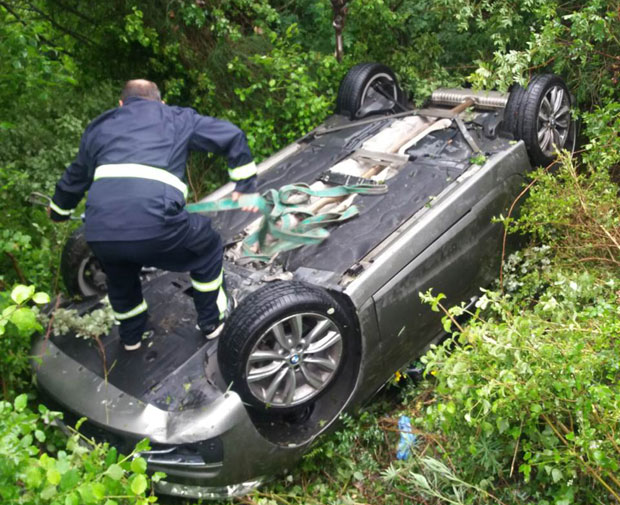 ПЕТ СПАСИЛАЦА ГА ИЗВЛАЧИЛО ИЗ ВОЗИЛА: Возач аутомобила се сурвао у провалију (ФОТО)