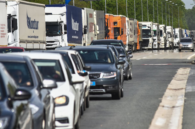 ВЕЛИКЕ ГУЖВЕ: Теретњаци на граничним прелазима чекају 60 до 240 минута