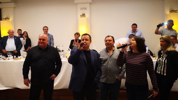 ПОГЛЕДАЈТЕ: Дачић уз песму ломио тањире (ВИДЕО)