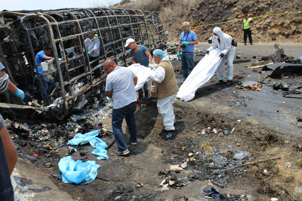 СТРАВИЧАН УДЕС: Људи остали заробљени у преврнутом запаљеном аутобусу, десетине мртвих