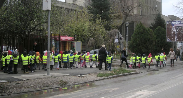 Испод црте 296 деце