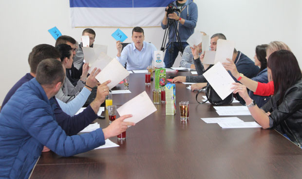 Пут раздваја комшије