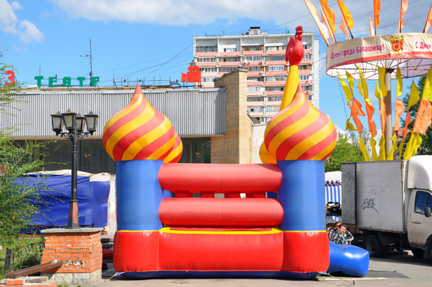 УЖАСНА НЕСРЕЋА: Одлетео дворац на надувавање, деца расута по бетону (ВИДЕО)