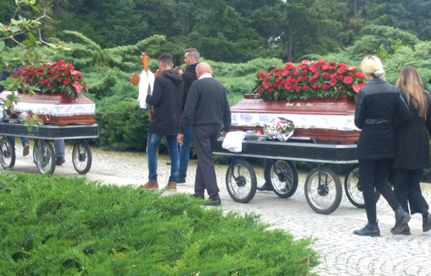 ТРОЈЕ УБИЈЕНИХ У ИСТОЈ ГРОБНИЦИ: Синови испратили маму, баку и деку на вечни починак; Десетогишњаку позлило (ФОТО)