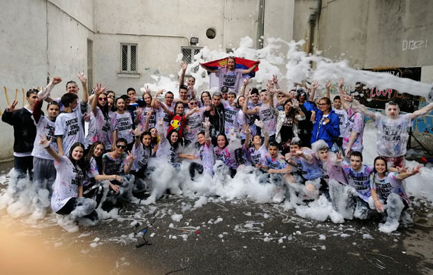 МАТУРАНТИ СЛАВИЛИ: Крај школе уз трубаче и коло (ФОТО+ВИДЕО)