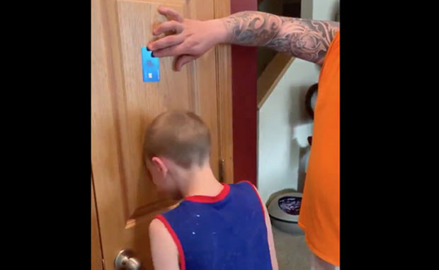 НОВИ БИЗАРАН ИЗАЗОВ: Деца лупају главом о врата за новац (ВИДЕО)