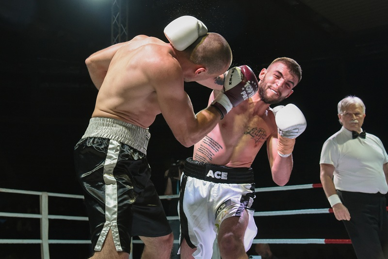 СРПСКИ БОКСЕР НОКАУТИРАО ХРВАТА У 90. СЕКУНДИ: Ражнатовић послао Мрваља на под