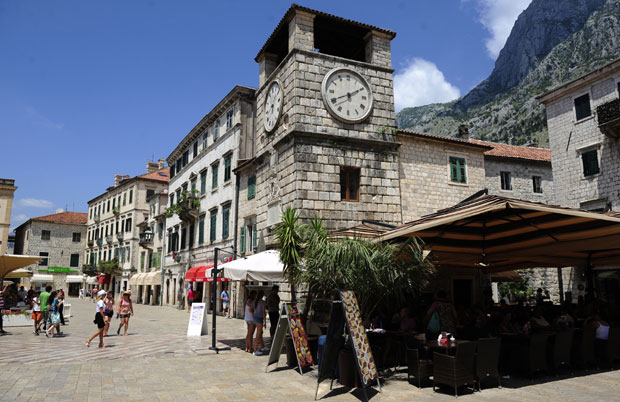 ЗВАНИЧНИЦИ СЕ ПРЕОБРАЗИЛИ У МЕЧКУ НА ЛАНЦУ: Бивши црногорски министар промовише Боку као „залив хрватске културе“