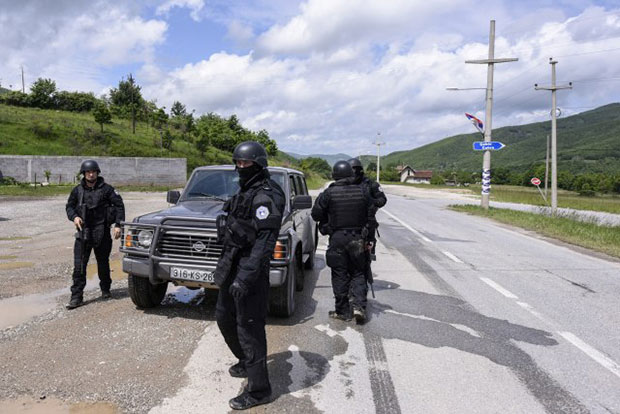 КОСОВСКА ПОЛИЦИЈА: Возило УН је било на барикадама, возач није поштовао наредбе