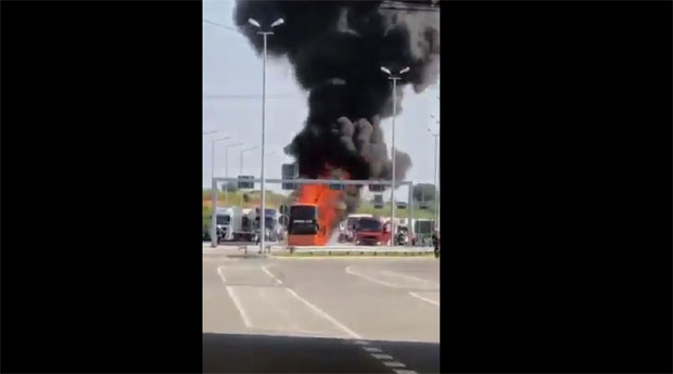 ДРАМА НА ГРАНИЦИ СА МАКЕДОНИЈОМ: Запалио се аутобус који је враћао Палмине госте из Паралије (ФОТО+ВИДЕО) 