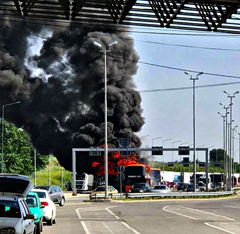 ПУТНИЦИ ИЗ ЗАПАЉЕНОГ АУТОБУСА КРЕНУЛИ ПЕШКЕ КА СРБИЈИ: Граница с Македонијом била затворена због безбедности