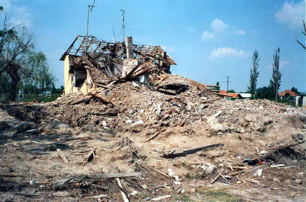 Бомбе НАТО срушиле дом, град отео нову кућу