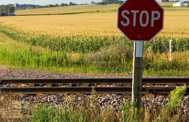 Нема повређених у судару теретног воза и друмског возила