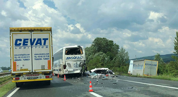ТЕЖАК УДЕС У ХРВАТСКОЈ: Судар македонског камиона и аутобуса из БиХ на аутопуту, има мртвих