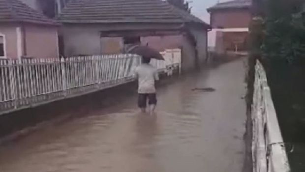 НЕВРЕМЕ ПРОТУТЊИЛО СРБИЈОМ: Лесковац под водом, град направио велику штету у Клини и Истоку (ВИДЕО)