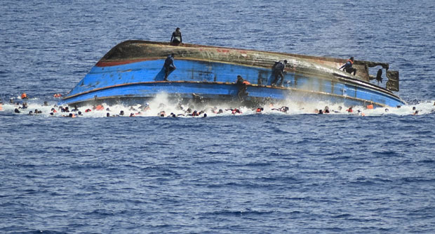 ПОТОНУО ЧАМАЦ СА МИГРАНТИМА:  Утопили се жена и дете, 25 несталих
