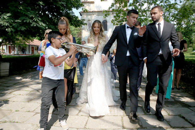 Лолино црно-бело венчање