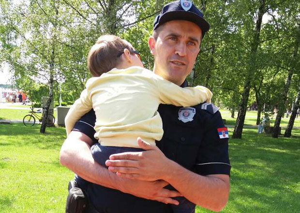 СТАЈАО ЈЕ САМ И ПЛАКАО: Изгубљени малишан своју драму преспавао на рукама полицајца 